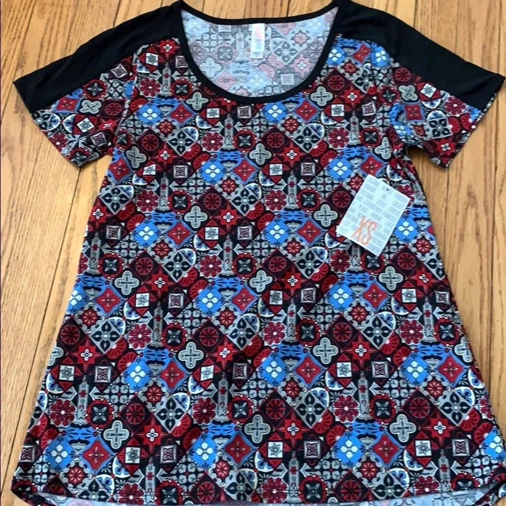 ❤️ FINAL PRICE ❤️ NWT! Lularoe Classic T-shirt, Size XS